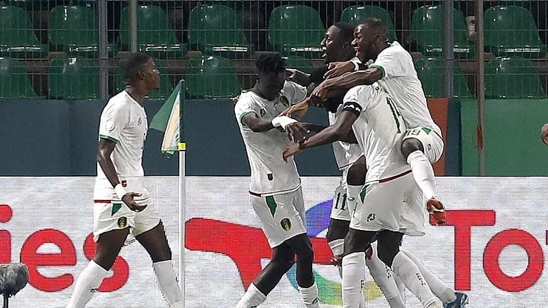 الجزائر تودع أمم أفريقيا وأنغولا تفوز على بوركينا فاسو .. فيديو