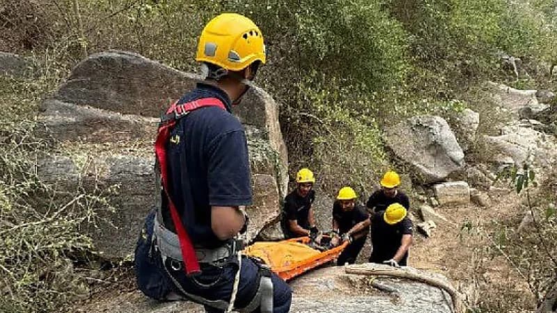 الدفاع المدني ينقذ مخالفًا سقط من منطقة جبلية بجازان