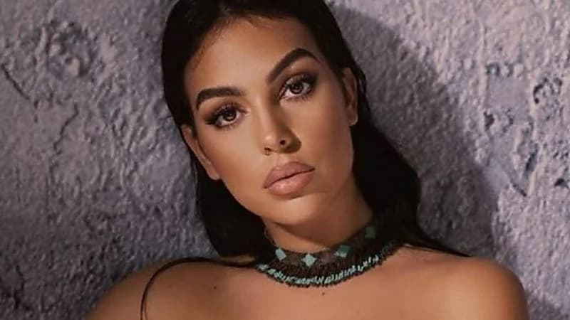 جورجينا برفقة طفل هلالي في نهائي كأس موسم الرياض .. صورة