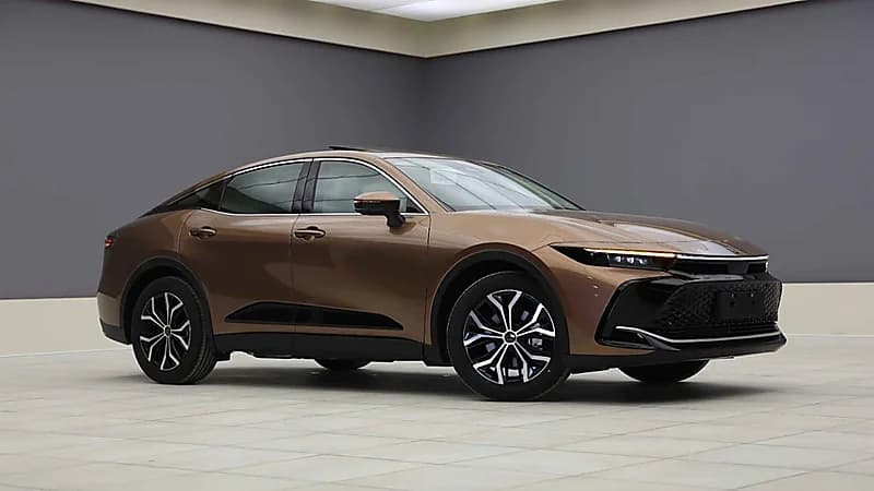 سعر ومواصفات تويوتا كراون بريميوم 2023.. فيديو