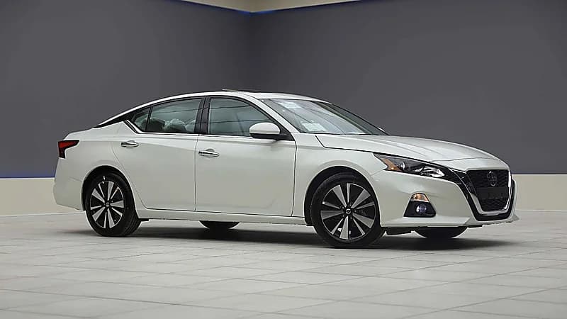 مواصفات وسعر سيارة نيسان التيما نص فل 2022 .. فيديو