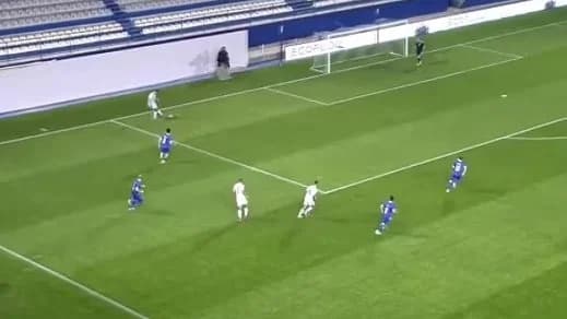 مدافع لاتفيا يسجل أغرب هدف عكسي .. فيديو