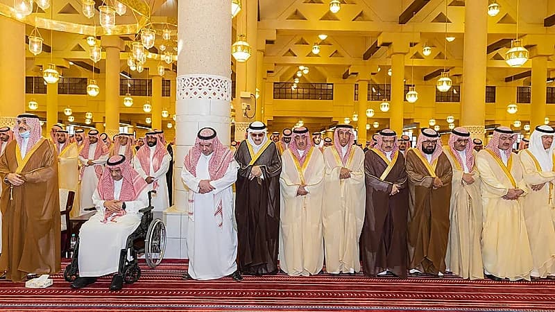 أمير الرياض يؤدي صلاة الميت على الأمير بدر بن عبدالمحسن بن عبدالعزيز... صور