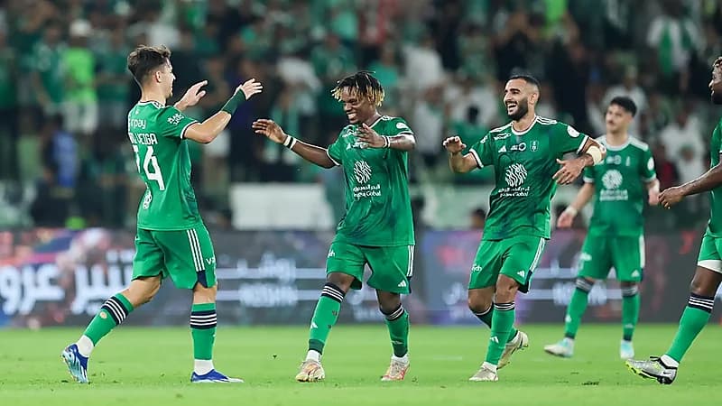 محترف الأهلي يقترب من الانتقال إلى الدوري الانجليزي