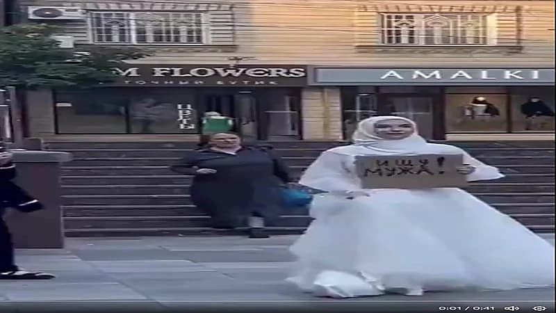 أبحث عن زوج" ..فتاة ترفع لافتة للارتباط بميدان عام فى تتارستان ..فيديو