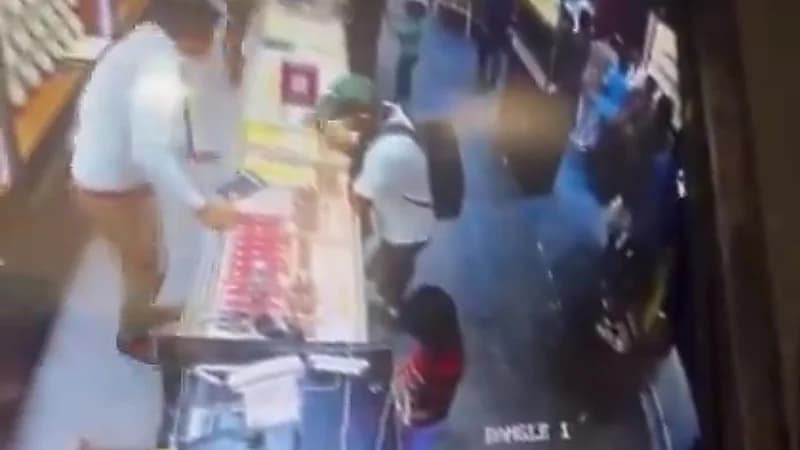لحظة قيام شاب بسرقة ذهب من أحد المحال..فيديو