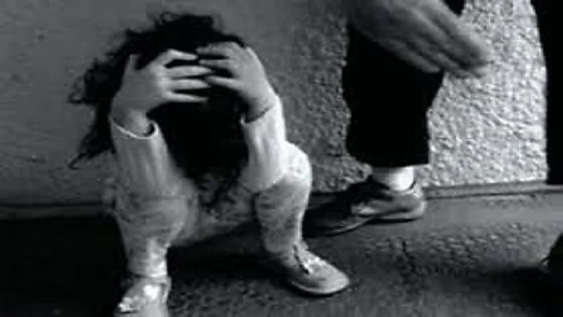 القبض على أب عنف ابنته حتى الموت بسبب زوجته الثانية