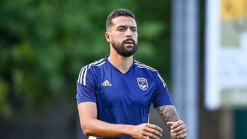 رسميًا ... يوان باربيت يوقع للرياض