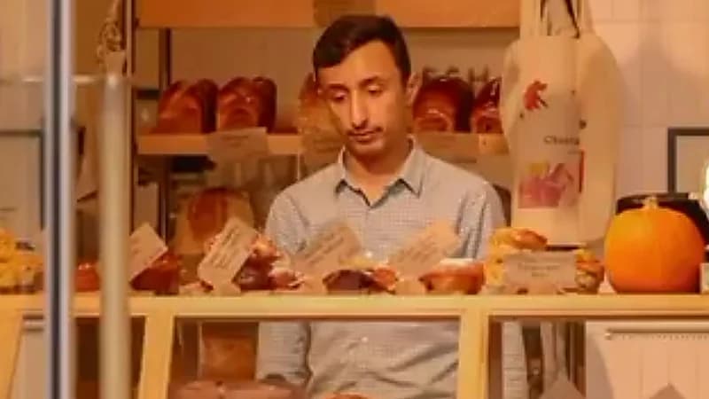 شاب سعودي يفتتح مقهى في لندن .. فيديو