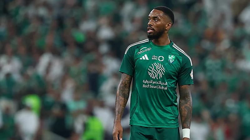 مهاجم الأهلي يتعرض للسرقة في لندن .. صورة