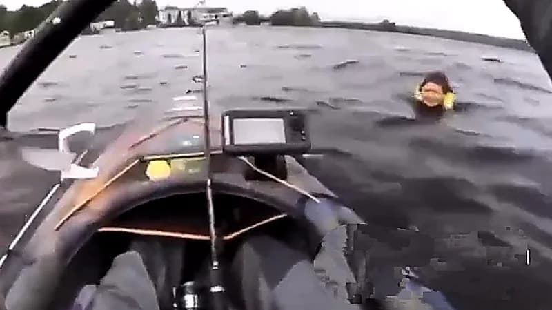 متسابق قوارب ينقذ طفلاً تخلى عنه والده المخمور في البحيرة  ..  فيديو