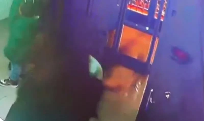 سيدة تطعن طبيب أسنان بسبب رفضه علاجها ..فيديو