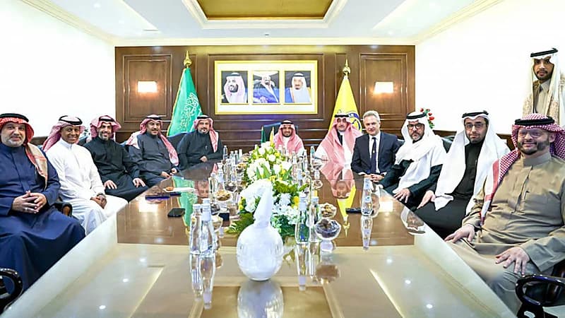 الجمعان يبدأ باجتماعات داخلية وخارجية