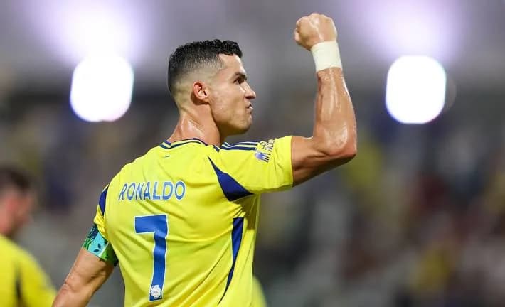 جماهير التعاون تثير الجدل بهتاف "ميسي" أمام رونالدو.. فيديو