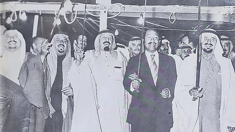 الملك خالد والرئيس أنور السادات يرقصان العرضة في صورة نادرة