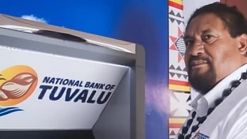 دولة تقيم احتفالاً مهيباً بمناسبة حصولها على أول صراف آلي