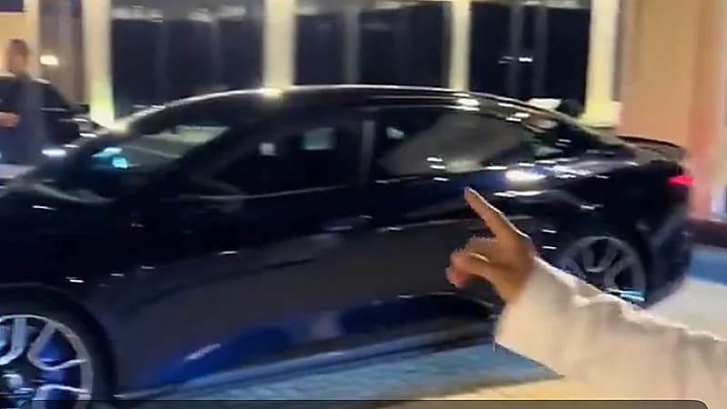 مالك لوسيد يحكي معاناته من صداع بسبب سرعة السيارة المشابهة للفورميلا.. فيديو