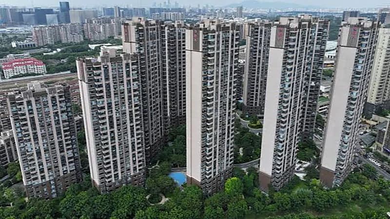 امرأة تنجو بأعجوبة بعد سقوطها من الطابق الـ12