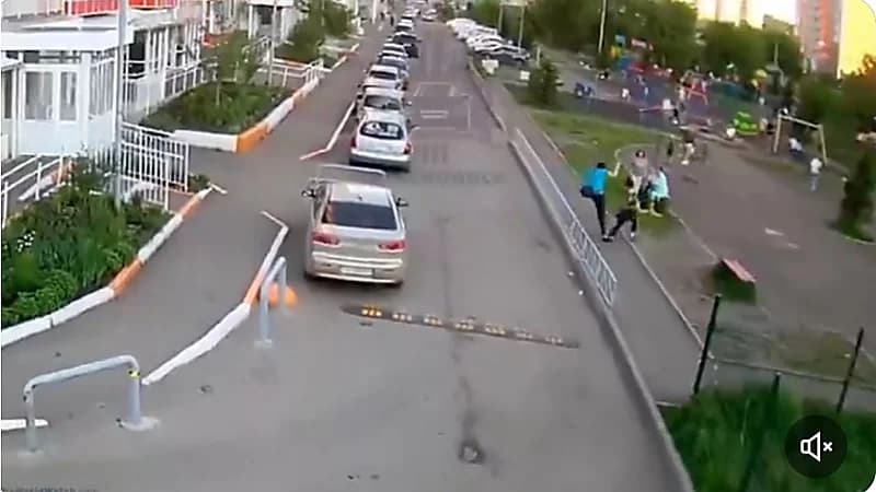 فيديو مرعب يوثق مطاردة رجل مختل عقليًا لأحد المارة بسكاكين في ملعب أطفال بكراسنويارسك