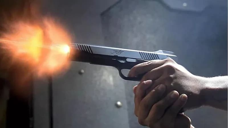 شاب يقتل والده ويصيب شقيقته قبل أن يفر هاربًا