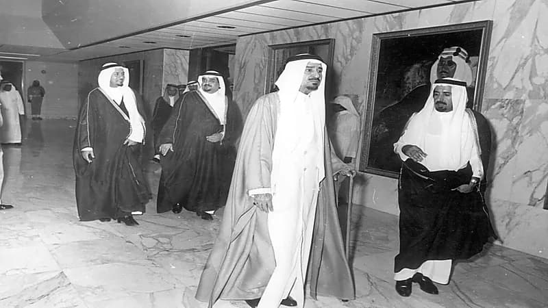 ‏صورة نادرة لـ الملك خالد رحمه الله عند افتتاحه مجمع الحرس الوطني بالرياض