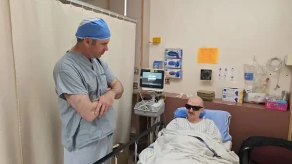 جراحة نادرة: شاب يستعيد بصره بعد زراعة سن في عينه .. صور