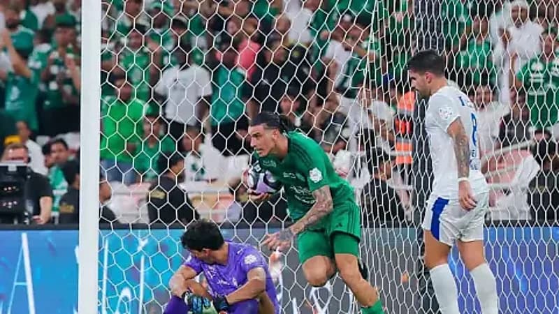 لاعبوا الأهلي يعتذرون للجماهير بعد تعادلهم مع الهلال  ..  فيديو