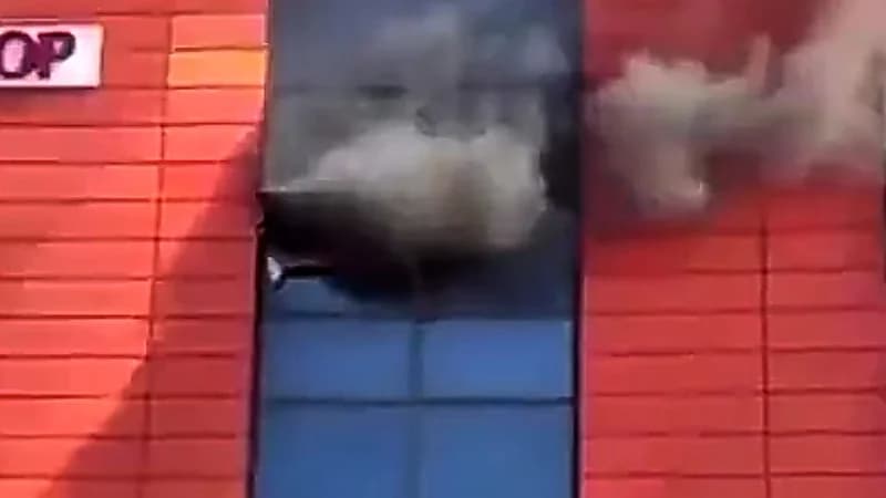 مقطع يحبس الأنفاس لرجل ينجو من حريق عبر نافذة مركز تسوق  ..  فيديو