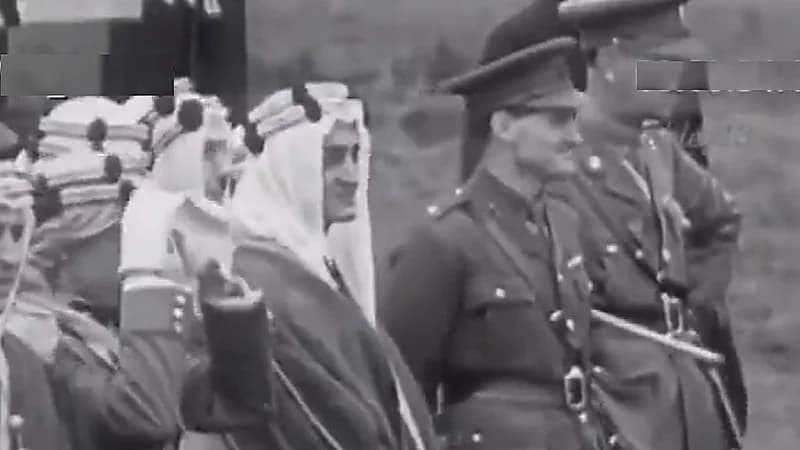 زيارة نادرة للملك فيصل بن عبد العزيز إلى قاعدة عسكرية في انجلترا ..فيديو