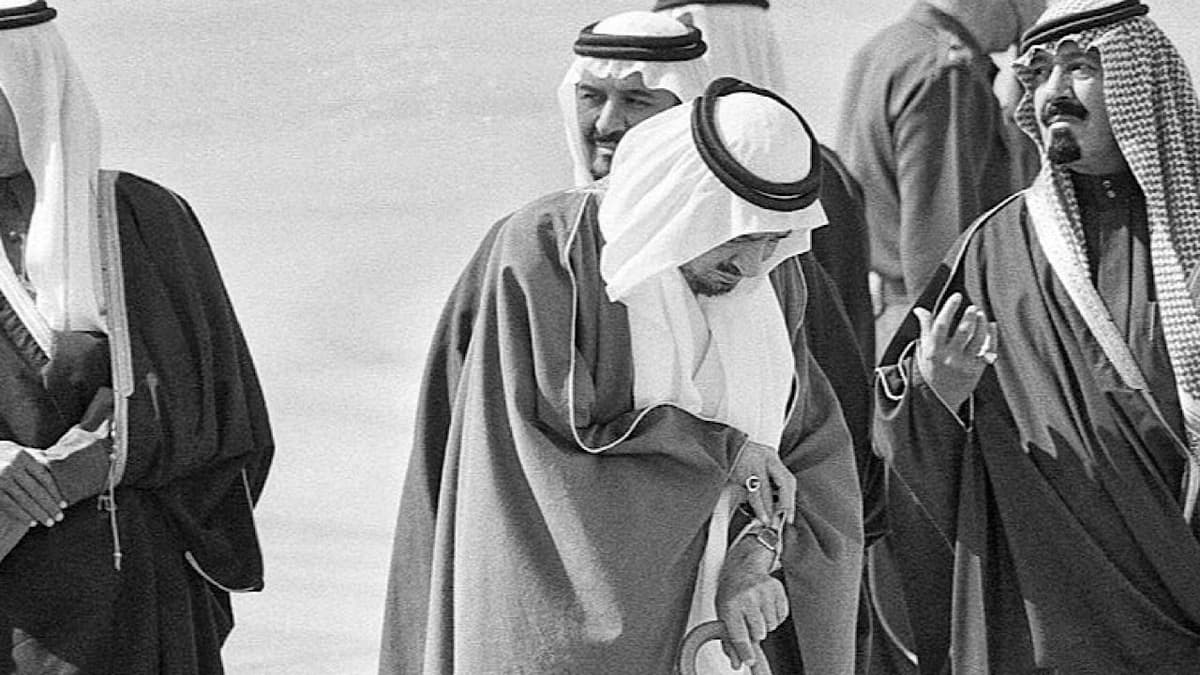 لقطات نادرة للملك خالد  أثناء استقبال ضيوف مؤتمر القمة الإسلامي الثالث قبل 44 عام