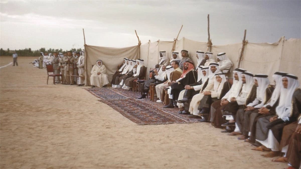 صور نادرة للأمير سعود بن عبد العزيز والأمير سعود بن عبد الله أثناء متابعة مباراة لكرة البيسبول