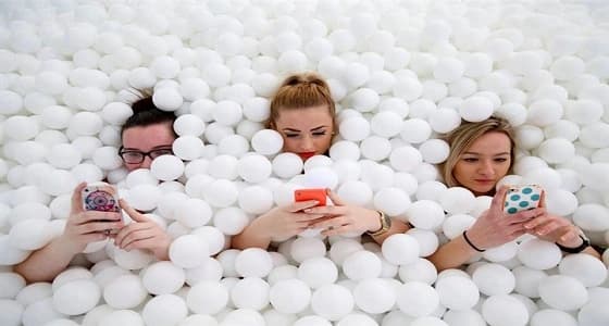 بالصور.. مسبح غريب من الباونات لإزالة الضغط النفسي والتوتر