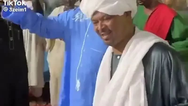 شاهد.. نثر أموال تحت قدمي رجلي دين داخل مسجد يثير الجدل