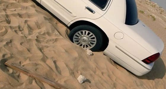 " غوث " تحرر سيارة عالقة بالرمال في المنطقة الشرقية
