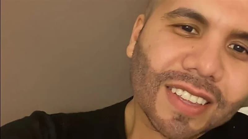 بالصور.. عمر كمال يزرع لحيته