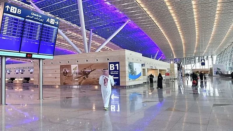 ضبط مسافر انتحل صفة غير صحيحة في جدة