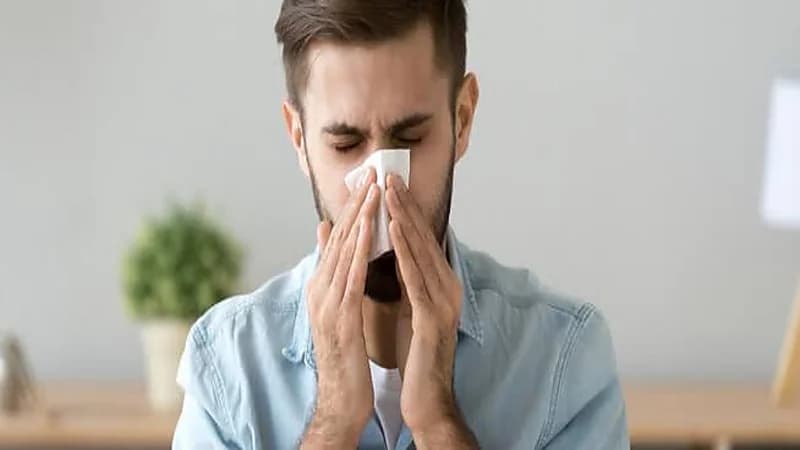 بالفيديو.. استشاري يكشف الفرق بين حساسية الأنف ونزلة البرد