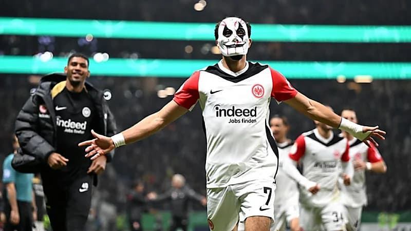 عمر مرموش يحتفل بطريقة غريبة بعد هدفه الرابع بمباراة فرانكفورت