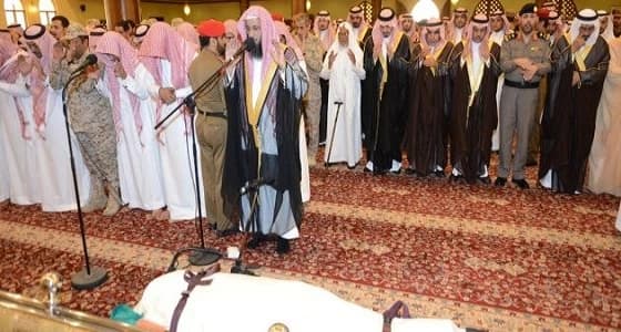قائد حرس الحدود بجازان يؤدي صلاة الميت على الشهيد " الشافعي "