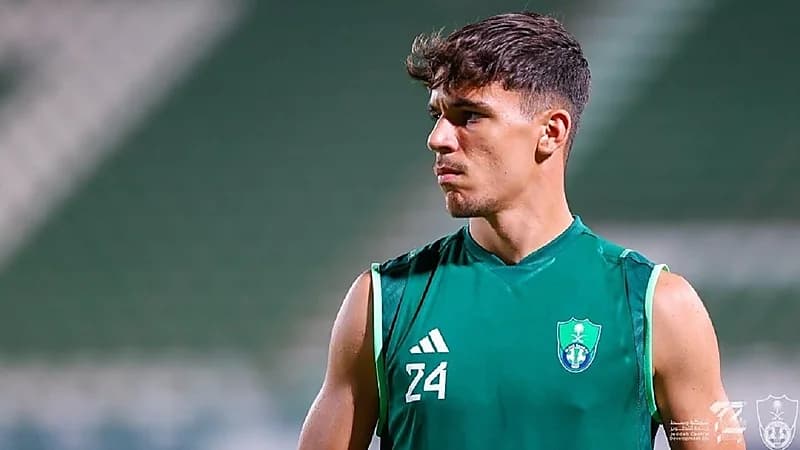 فيغا يحرز هدفا رائعا في شباك زميله ميندي .. فيديو