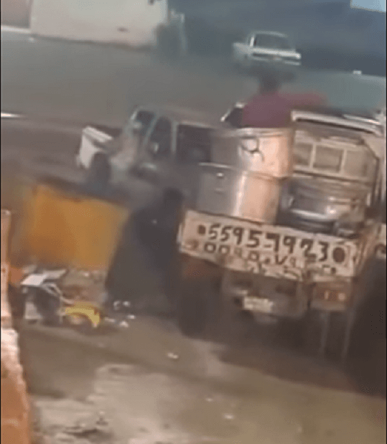 بالفيديو.. عامل يلقي كمية كبيرة من الأرز في حاوية قمامة ومغردون يطالبون بعقوبات صارمة علي المسرفين