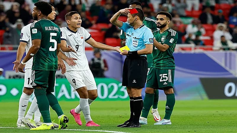 لحظة طرد لاعب قيرغيزستان بعد تدخله على النجعي .. فيديو