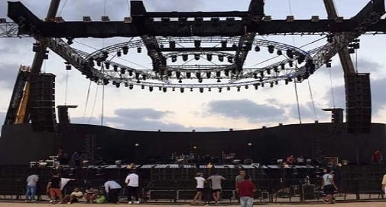 بالفيديو.. سقوط مروع لشاب من فوق عمود إنارة بحفل