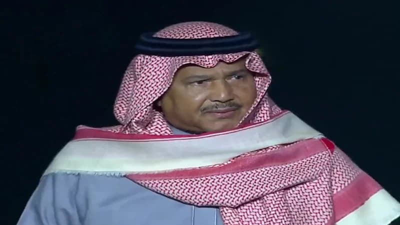 شاهد.. دموع الفنان محمد عبده أثناء تكريمه في حفل جائزة التميز الإعلامي