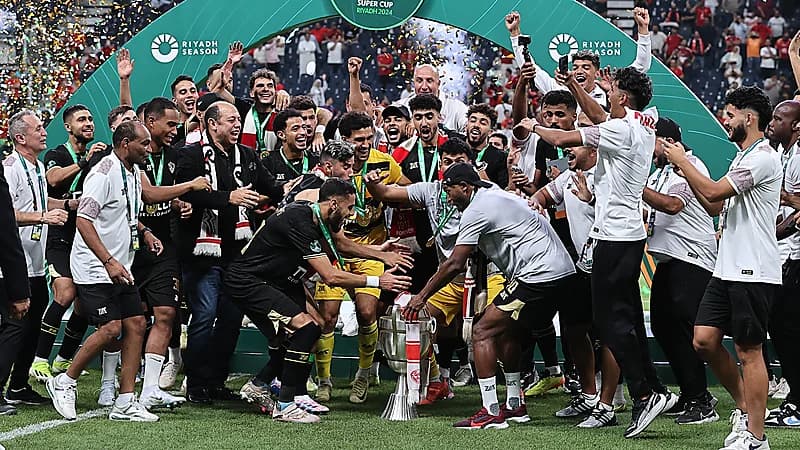 لاعبي الزمالك يحتفلون بعد الفوز بالسوبر الإفريقي .. فيديو