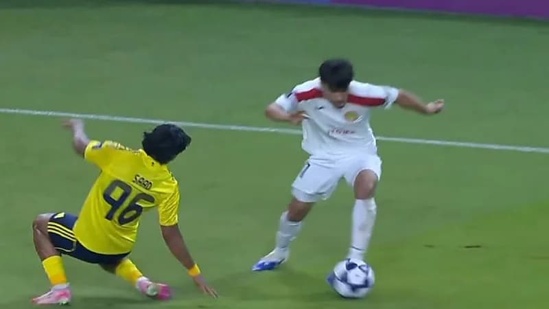 إصابة قوية تُجبر سعد الناصر على مغادرة مباراة النصر