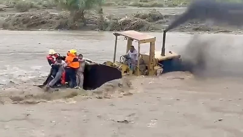 مواطن ينقذ حياة 4 محتجزين قبل أن يجرف السيل مركبتهم .. فيديو