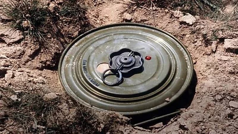 مقتل طفلة إثر انفجار لغم حوثي بسيارة تقل 20 شخصا