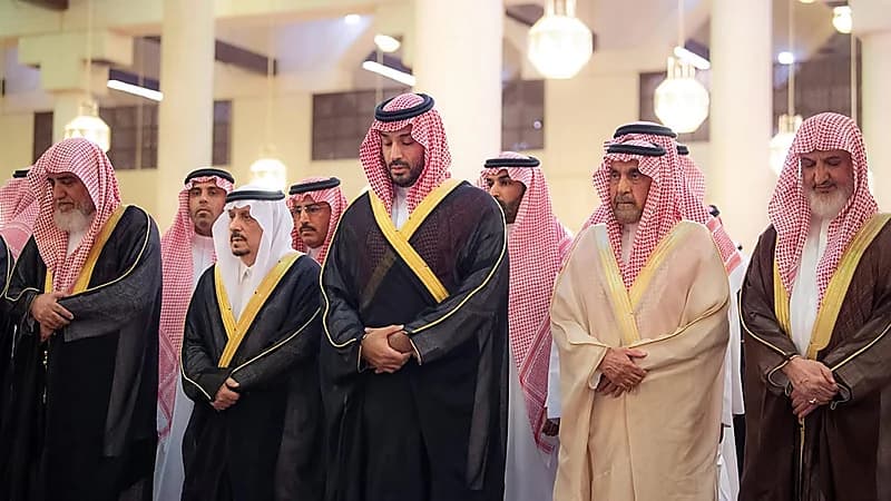 ولي العهد يؤدي صلاة الميت على سماحة المفتي العام بالرياض .. صور وفيديو