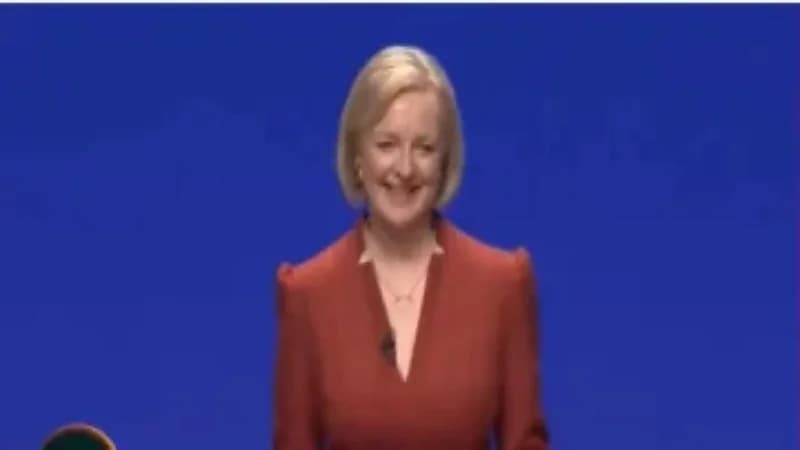 رئيس وزراء بريطانيا تتعرض لسخرية بسبب خلفية زرقاء